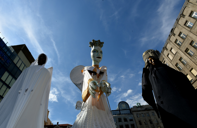 Divadelní festival zahájí průvod obřích loutek centrem Prahy. Divadelní festival zahájí průvod obřích loutek centrem Prahy.