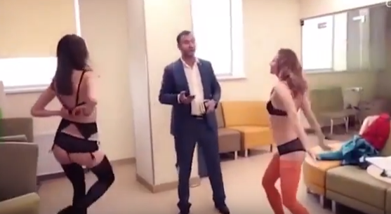 Muž do banky přivedl striptérky, aby ukázal personálu, jak mají jednat se zákazníky.