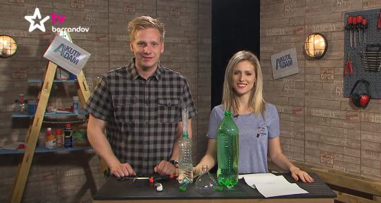 Kutilové Adam a Lucie ukážu, jak si vyrobit trychtýř z PET lahve. Kutilové Adam a Lucie ukážu, jak si vyrobit trychtýř z PET lahve.