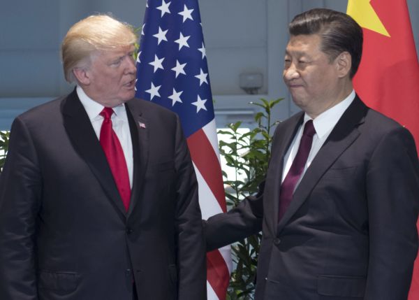 Prezident USA Donald Trump (vlevo) a čínský prezident Si Ťin-pching.
