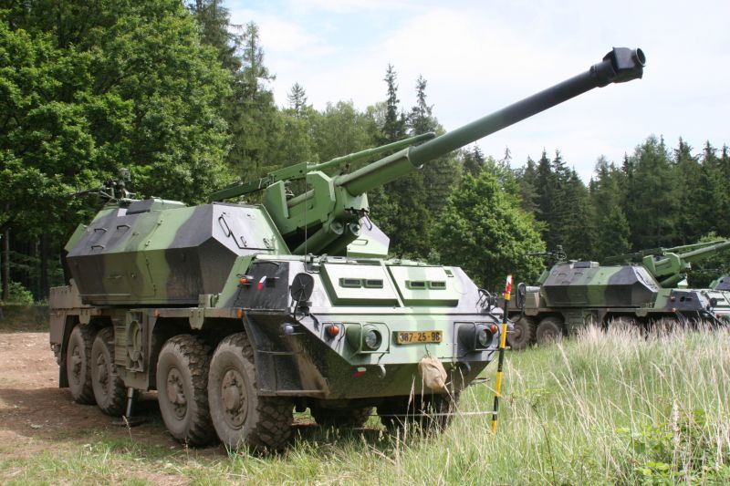 Samohybná kanónová houfnice DANA ráže 152 mm.