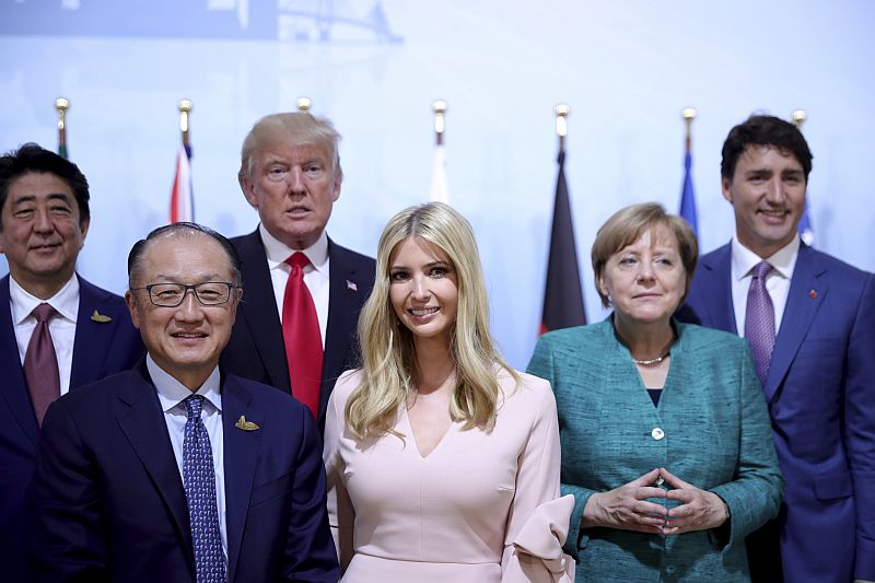Lídři zemí G20 na summitu v Hamburku. Horní řada zleva: Šinzó Abe, Donald Trump a Justin Trudeau. Dolní řada zleva: Jim Yong Kim, Ivanka Trumpová a Angela Merkelová. Lídři zemí G20 na summitu v Hamburku. Horní řada zleva: Šinzó Abe, Donald Trump a Justin Trudeau. Dolní řada zleva: Jim Yong Kim, Ivanka Trumpová a Angela Merkelová.