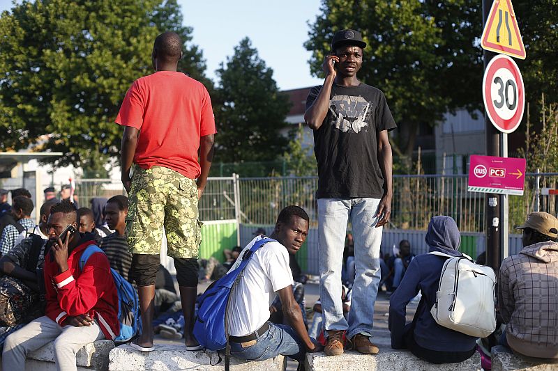 Migranti v pouličním táboře v Paříži (ilustrační foto).