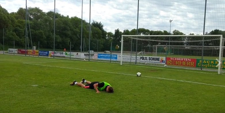 Daniel Trubač smutně kouká, jak jeho míč nedorazí do branky.