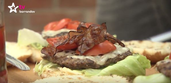 Domácí burger na grilu. Domácí burger na grilu.