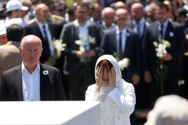 Desítky tisíc lidí se v Srebrenici zúčastnily pohřbení obětí masakru z r. 1995.