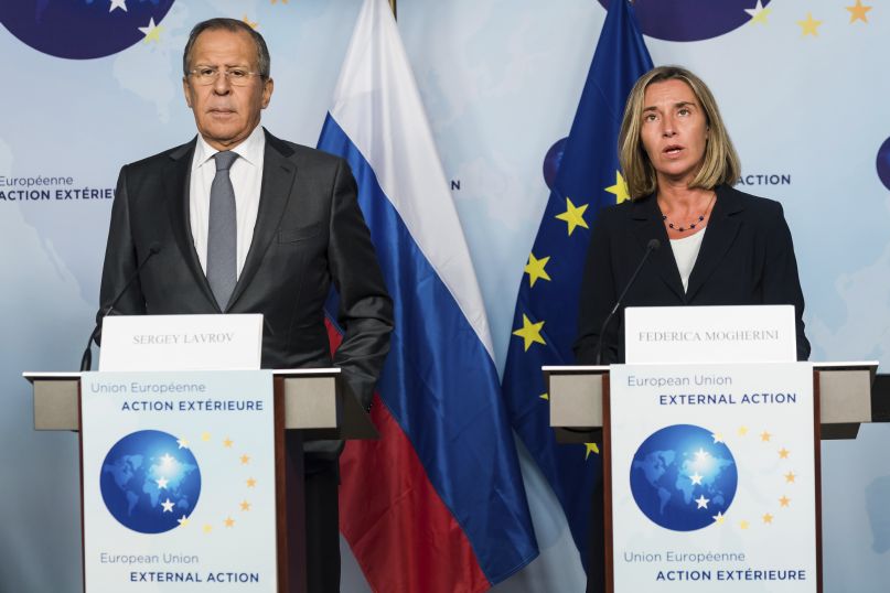 Šéfka zahraniční politiky EU Federica Mogheriniová a ruský ministr zahraničí Sergej Lavrov.