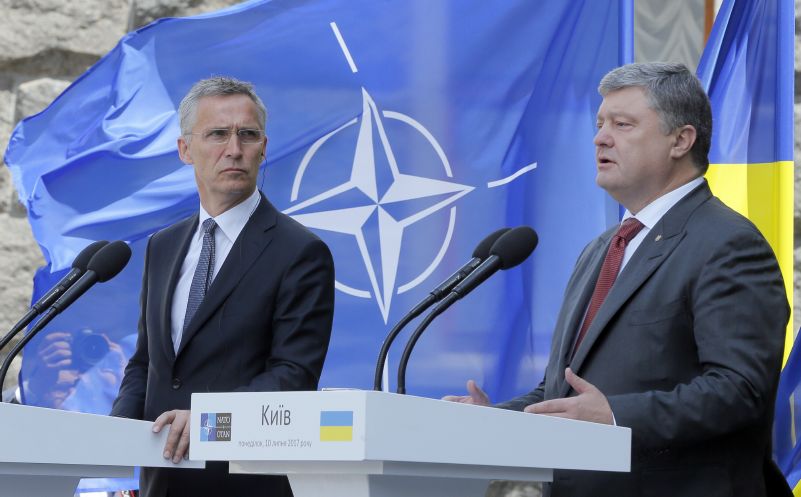Petro Porošenko a Jens Stoltenberg (vlevo).
