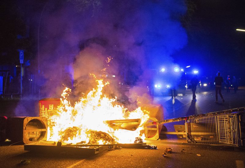 Jeden z výsledků protestů provázejících summit G20  Hamburku.