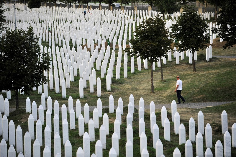 Pamětní hřbitov Potočari u Srebrenice. 