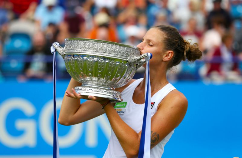 ¨Nová světová jednička Karolína Plíšková s trofejí z Eastbourne.