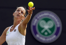 Karolína Plíšková na kurtu ve slavném All England Clubu.