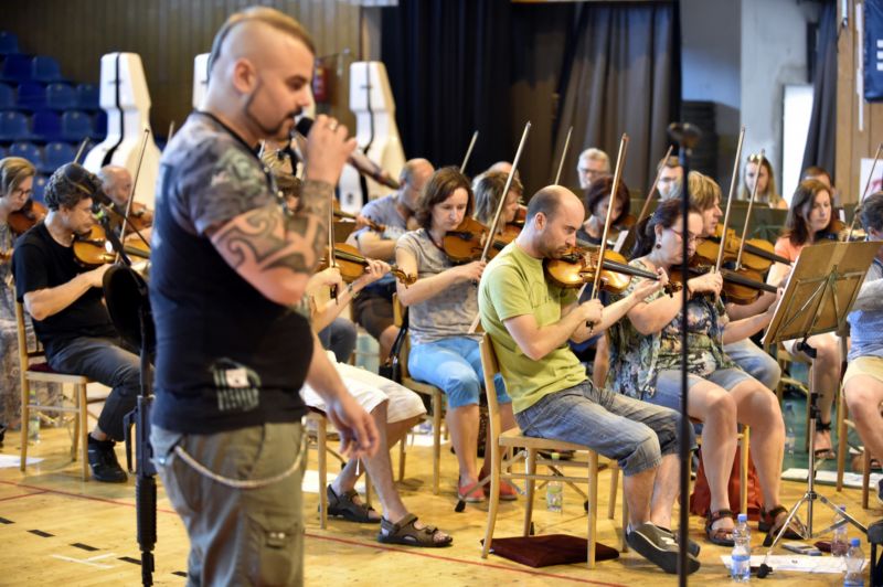 Zpěvák švédské heavymetalové skupiny Sabaton Joakim Brodén a Filharmonie Bohuslava Martinů.