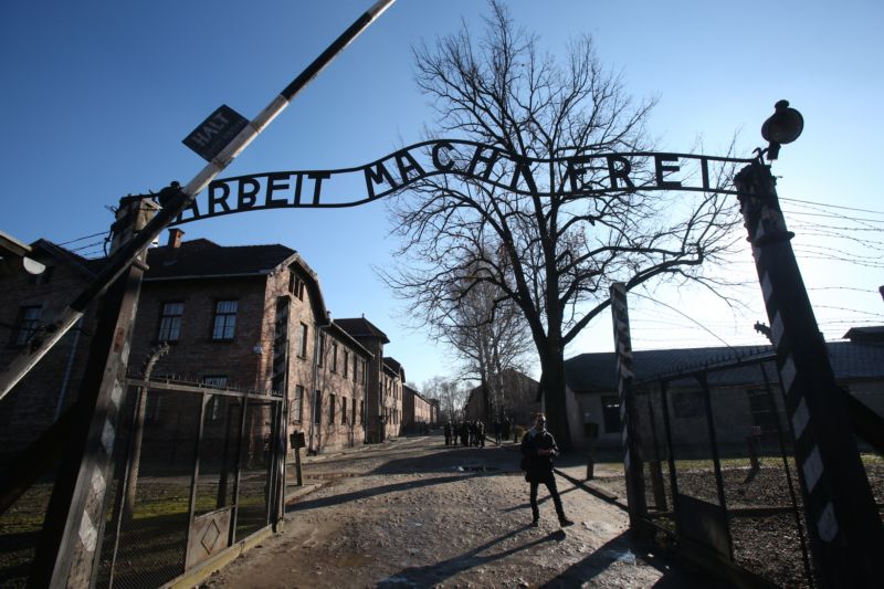 Osvětimské muzeum vystavilo i originál nápisu "Arbeit macht frei" (Práce osvobozuje). Osvětimské muzeum vystavilo i originál nápisu "Arbeit macht frei" (Práce osvobozuje).