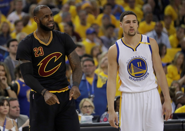 Dvě velké hvězdy NBA, LeBron James (vlevo) a Klay Thompson. Dvě velké hvězdy NBA, LeBron James (vlevo) a Klay Thompson.