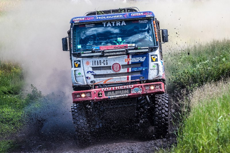 Martin Kolomý je v rallye Hedvábné stezky průběžně třetí. Martin Kolomý je v rallye Hedvábné stezky průběžně třetí.