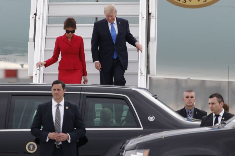 Prezident Donald Trump a Melania Trumpová při výstupu z letadla. 