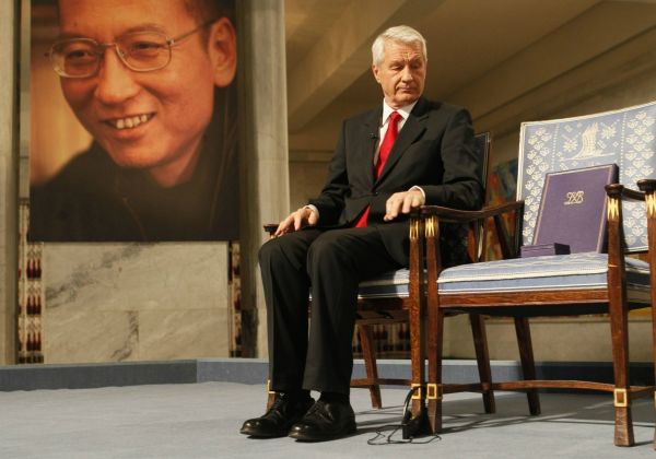 Předseda norského Nobelova výboru Thorbjørn Jagland sedící před fotkou Lioua Siao-po. Předseda norského Nobelova výboru Thorbjørn Jagland sedící před fotkou Lioua Siao-po.