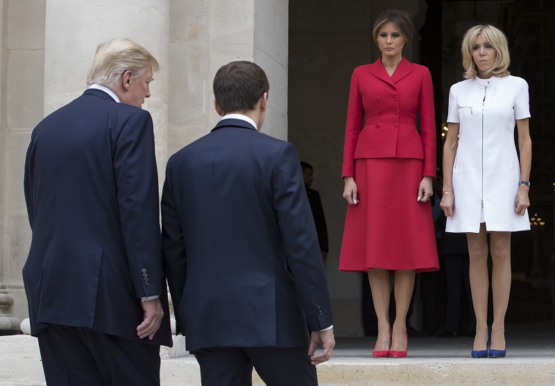Donald Trump s Emmanuelem Macronem a jejich manželky Melania a Brigitte.