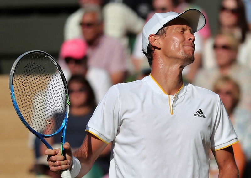 Český tenista Tomáš Berdych po prohře s Rogerem Federerem v semifinále Wimbledonu
