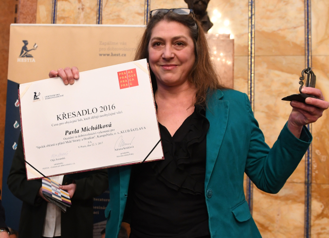 Snímek z předávání ceny Křesalo z roku 2016. Na snímku oceněná Pavla Michálková. Snímek z předávání ceny Křesalo z roku 2016. Na snímku oceněná Pavla Michálková.