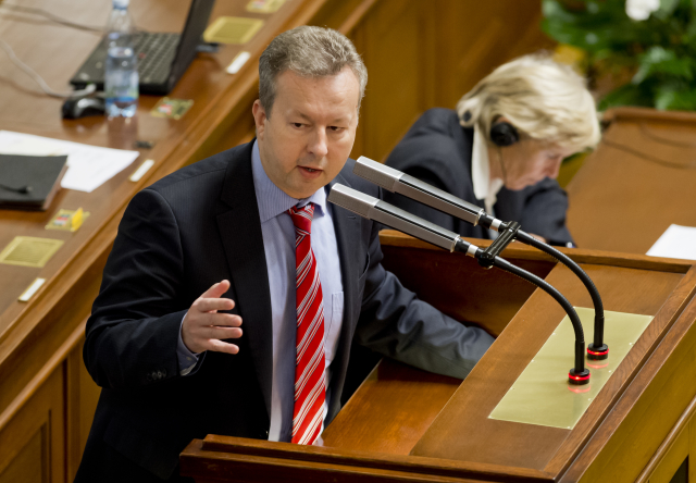 Ministr životního prostředí Richard Brabec během jednání Poslanecké sněmovny. Ministr životního prostředí Richard Brabec během jednání Poslanecké sněmovny.