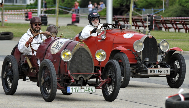 Z brněnského výstaviště odstartoval závod historických sportovních vozů a motocyklů.
