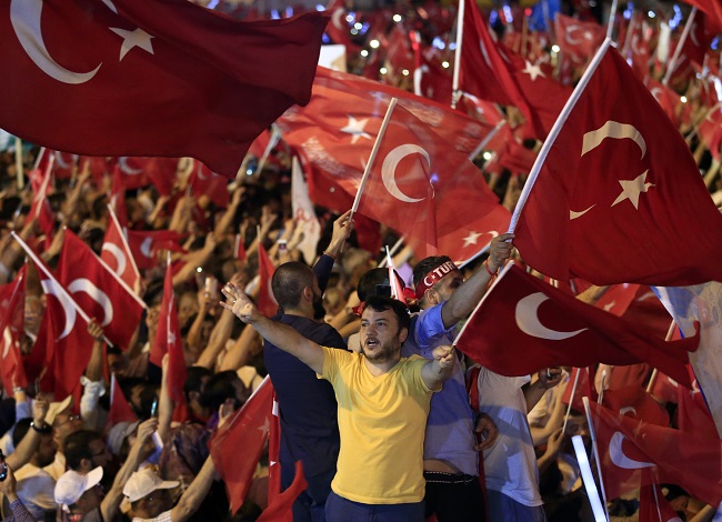 Desítky až stovky tisíc lidí se v Istanbulu účastnily pochodu k Mostu mučedníků.