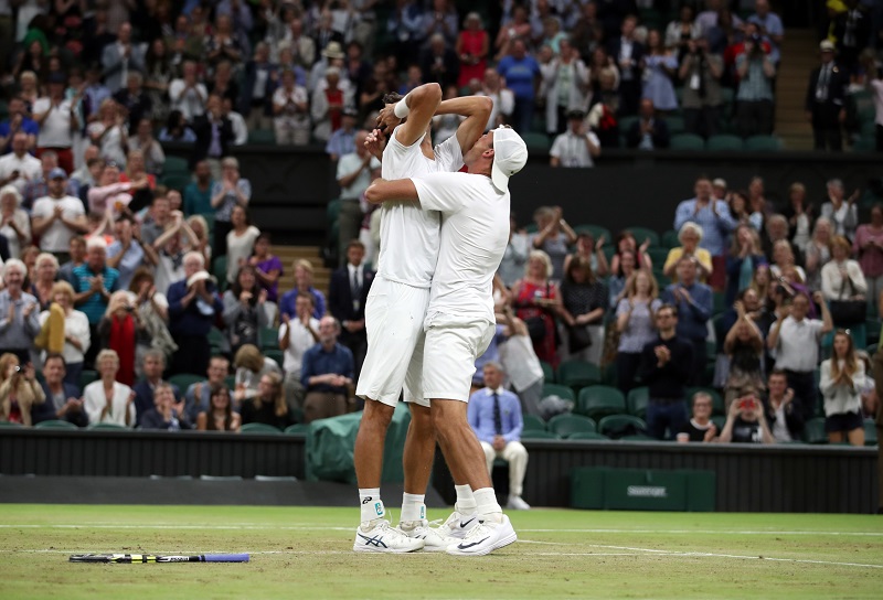 Vítězové čtyřhry Wimbledonu Brazilec Marcelo Melo a Polák Lukasz Kubot