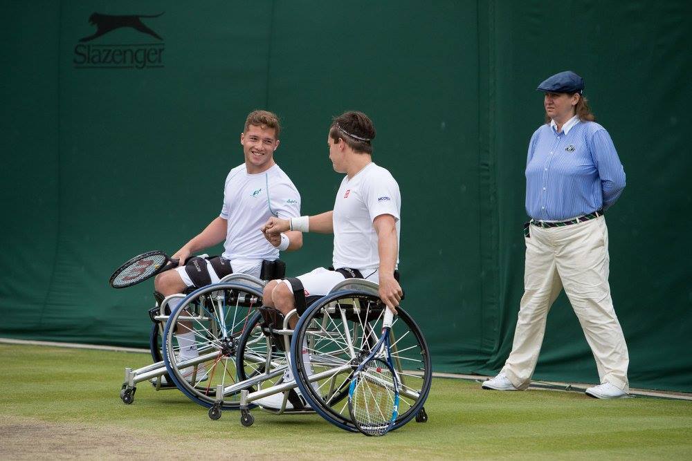 Tenisté France's Stephane Houdet a Nicolas Peifer na Wimbledonu na invalidních vozících