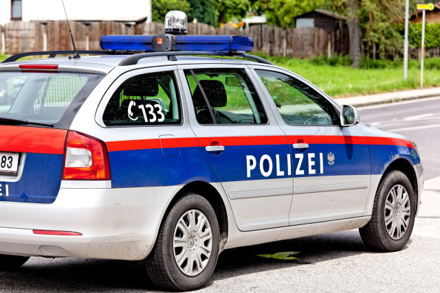 Rakouská policie zasahovala proti skupině Čechů na čerpací stanici v Tyrolsku (ilustrační foto).