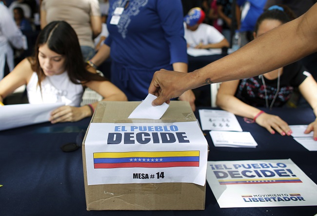 Venezuelská opozice uspořádala neoficiální referendum. Venezuelská opozice uspořádala neoficiální referendum.