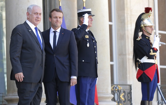 Francouzský prezident Emmanuel Macron s izraelským premiérem Benjaminem Netanjahuem. 