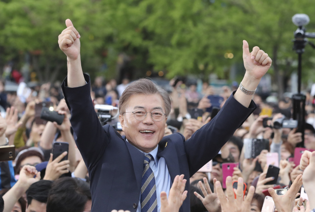 Nový jihokorejský prezident Mun Če-in. Nový jihokorejský prezident Mun Če-in.
