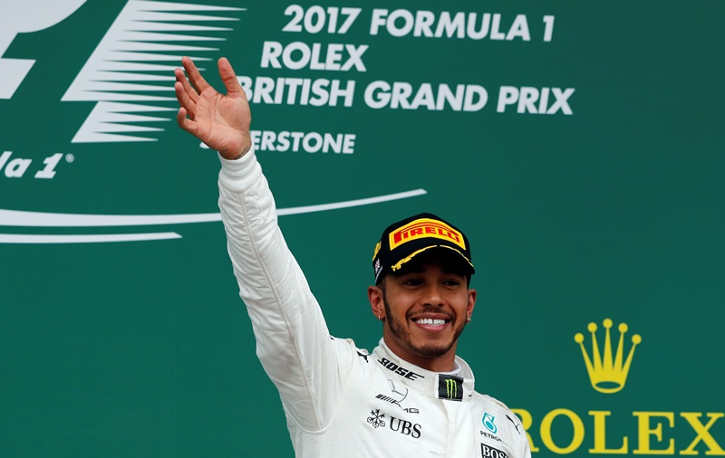Lewis Hamilton mohl na domácí Velké ceně slavit vítězství.