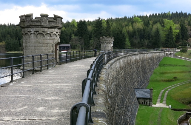 Přehrada v Bedřichově je vyhledávaným turistickým cílem. Přehrada v Bedřichově je vyhledávaným turistickým cílem.