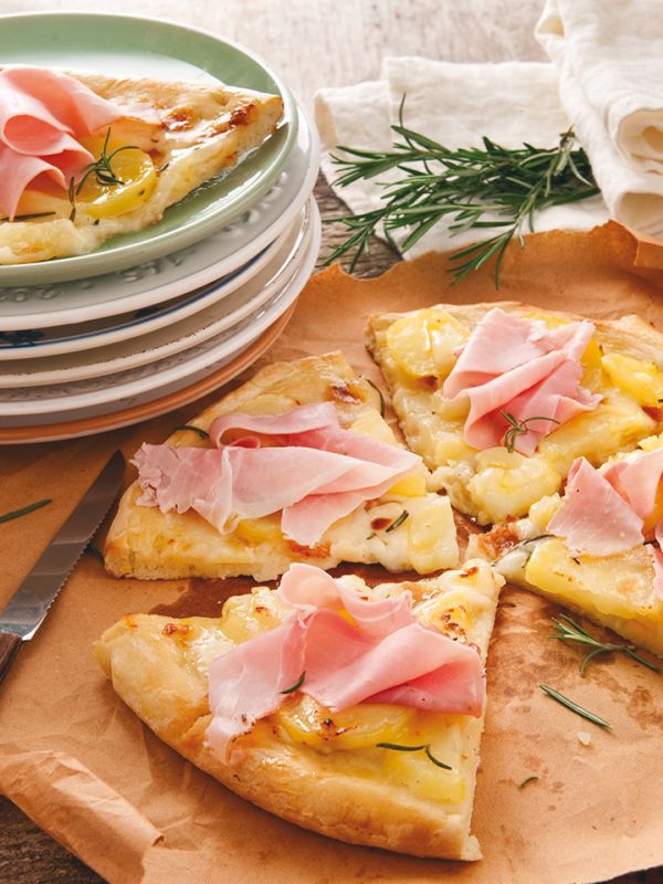 Pizza s bramborami a dušenou šunkou.