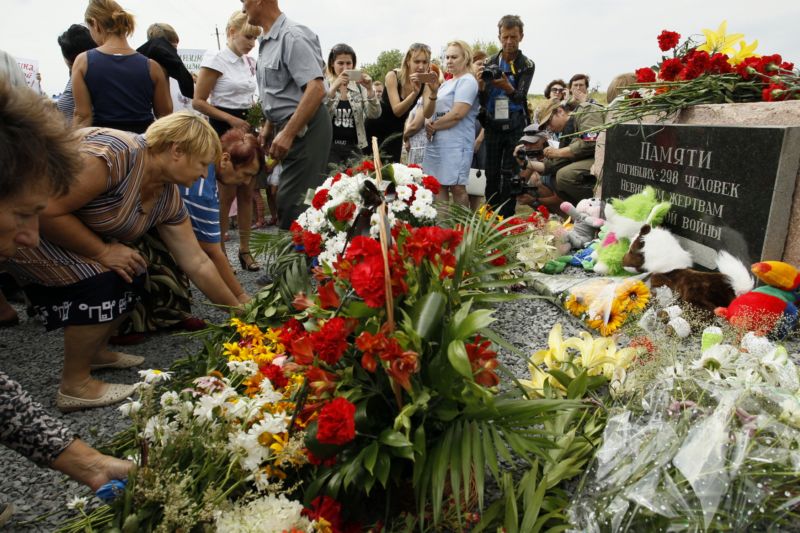 Tři roky po sestřelení letadla odhalili památník věnovaný obětem.