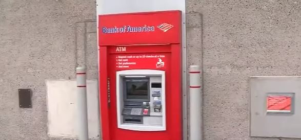Opravář omylem uvízl v místnosti za bankomatem.