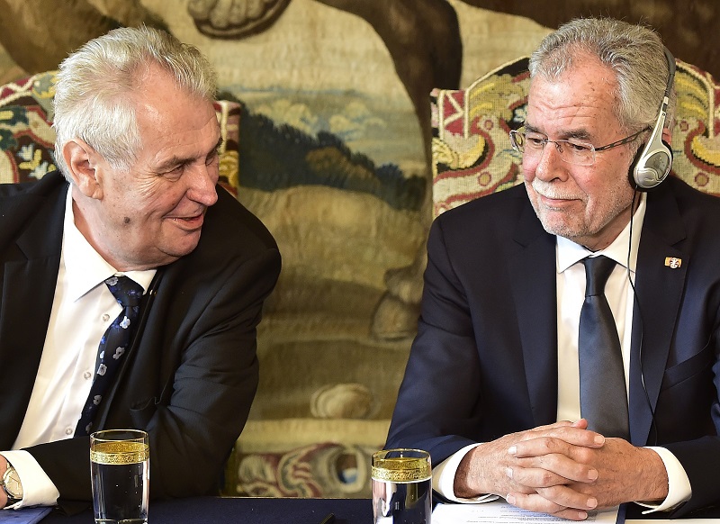 Rakouský prezident Van der Bellen s českým prezidentem Milošem Zemanem při návštěvě v Praze.