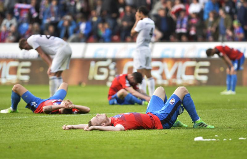 Fotbalisté Viktorie Plzeň po prohraném zápase (ilustrační foto).