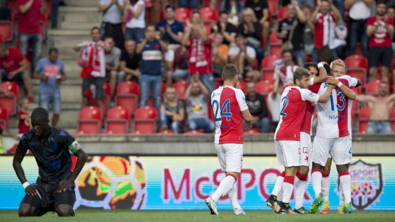 Fotbalisté Slavie se radují z branky do sítě Nice. 
