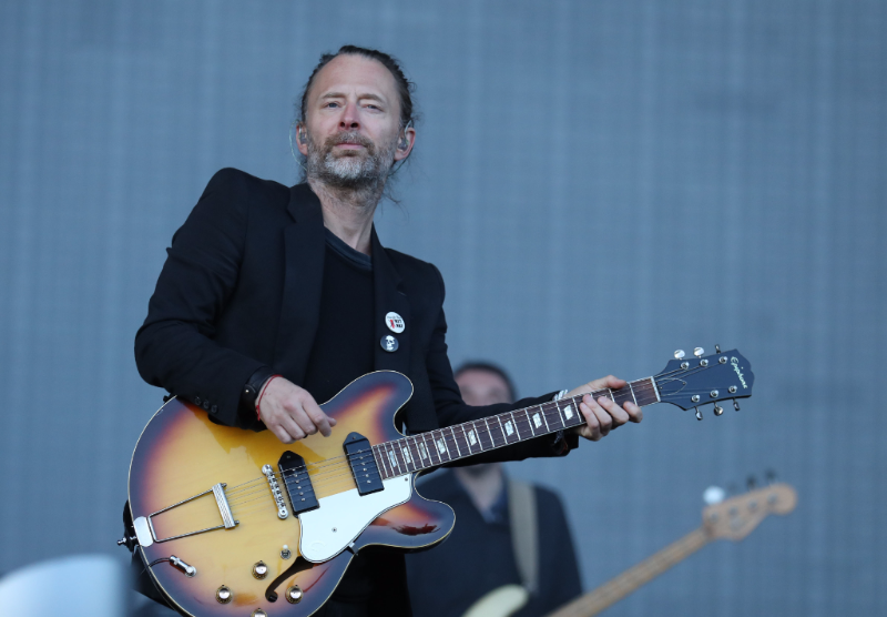 Zpěvák Thom Yorke z britské rockové kapely Radiohead.