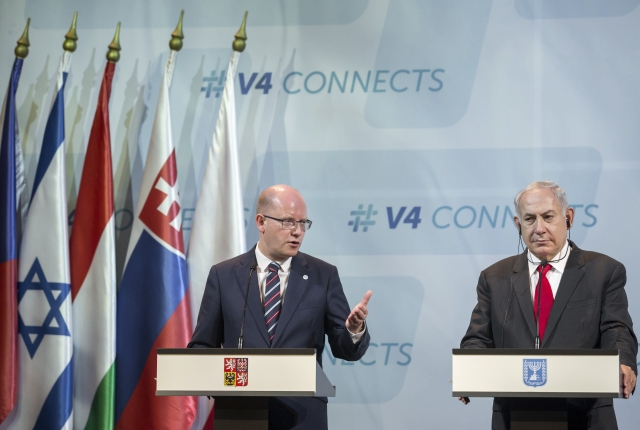 Premiér Bohuslav Sobotka (vlevo) s Benjaminem Netanjahuem.
