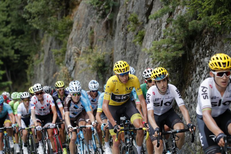 Závodníci při jednom ze stoupání při 17. etapě Tour de France. 