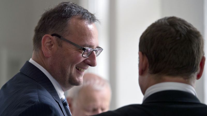Expremiér Petr Nečas na chodbě soudu.