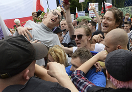 Protesty před budovou parlamentu.