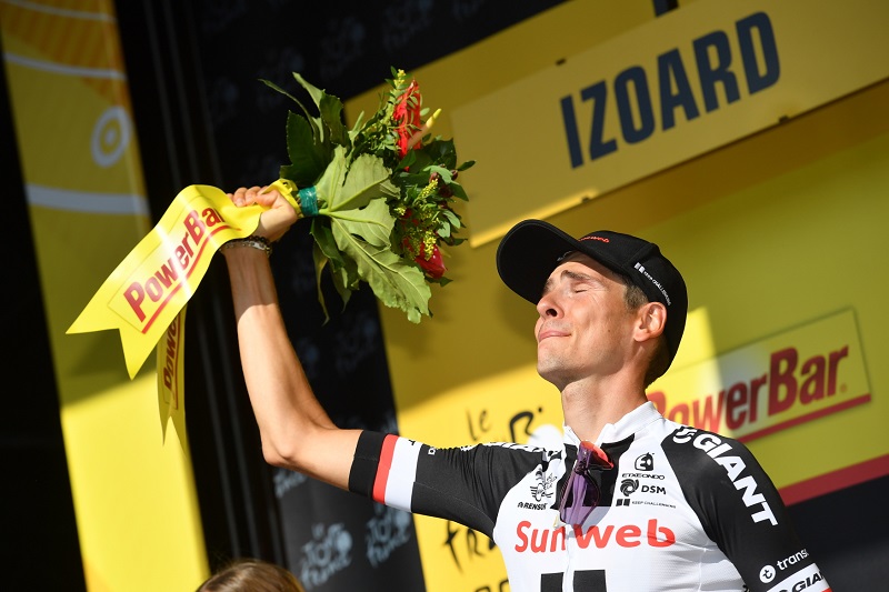 Vítěz posledního horského úseku Tour de France Warren Barguil na pódiu.