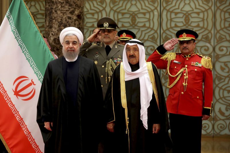Íránský prezident Hassan Rouhani (vlevo) a kuvajtský emír Sheikh Sabah Al Ahmed Al Sabah.