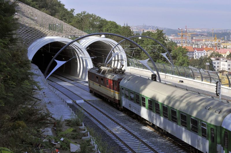 Tunel mezi pražským Hlavním nádražím a stanicí Praha-Libeň.